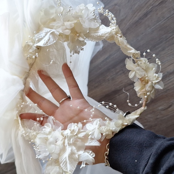 Vintage White Floral And Faux Pearl Wedding Veil - Picture 3 of 9